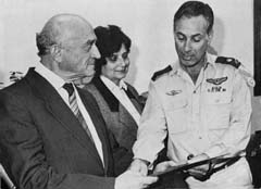 Вручение диплома почетного  полковника ВВС Израиля Льву Овсищеру