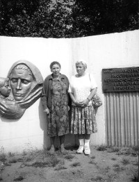 У памятника в Адаменском рву: Усвятцова (Вихнина) Хана (слева) и Фомина (Шпильберг) Роза, ныне живущие в Израиле и США.