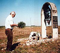 Г.М. Скоблов у памятника расстрелянным евреям Сиротино, 2006 г.