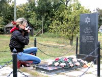 У памятника расстрелянным евреям Дисны.