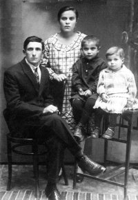 Шейндл и Мотл Генель с детьми, 1927 г.
