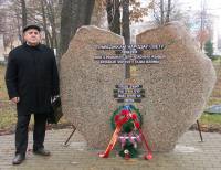 Леонид Рубинштейн у памятника Праведникам Народов мира в Бобруйске, фото Аркадия Шульмана