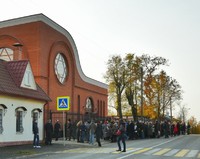 За часа до открытия синагоги.