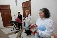 Выступает клезмерский ансамбль.