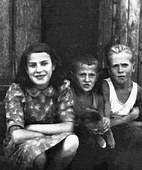 Братья и сестра: Геня, Меня и Борис Эфросы, 1940 год.