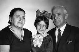 Старшая дочь Хаима (Ефима) и Анны – Елена Брегман, с мужем Александром Брегманом и внучкой Жанной. Ленинград, начало 1970-х.