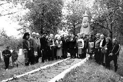 В конце 80-х годов в последний раз у памятников собралось много родственников погибших яновичских евреев.
