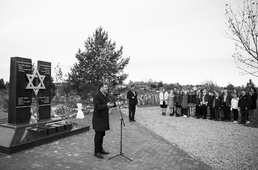 На открытии мемориала выступает депутат Государственной Думы России Борис Менделевич.