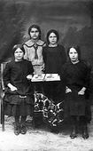  Тамара (в светлом платье) с подругами, 1930-е годы.