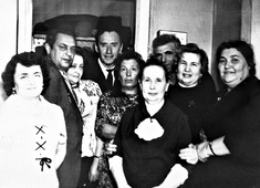Встреча земляков в Яновичах. Соломон Эпштейн – 4-й слева. Его приятельницы: Рая – 3-я слева, Рита – крайняя справа.