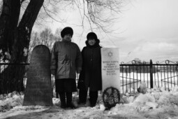 Бывшая узница гетто Мария Ковалева и жена Исаака Голынкина – Людмила Голынкина у памятника расстрелянным евреям Шумилино.