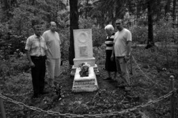У памятника расстрелянным жителям деревни Стайки.