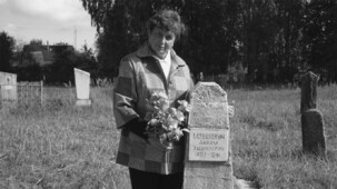 Фаина Ломакова у могилы своего деда Абрама Мовшовича на Богушевском еврейском кладбище.