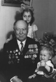Лев Сорочкин с правнуками Аней и Димой, 1988 г.