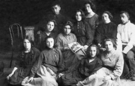 Богушевск. Третья слева в нижнем ряду – Геня Шехман. 1930-е годы.