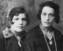 Мама (слева) с сестрой Геней Шехман, 1930-е годы.