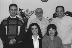 Борис Носовский – в центре, дочь Ирина с мужем Владимиром (слева), сын Леонид с женой Ириной (справа). Сан-  Франциско. 2003 г.