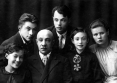 Неух Бруссер с детьми, 1930-е годы.