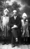 Неух Бруссер с дочерьми Ирой и Тубой. 1930 г.