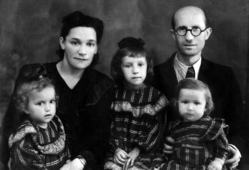 Абрам Вольпин с семьей, 1954 г.