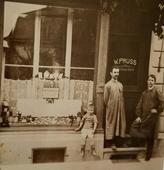 Юный Воля Прусс в Берне (1915 г.). Это самая первая его фотография. Снято по случаю отъезда новоиспеченного подмастерья-часовщика, в костюме, подаренном мастером Прупасом.