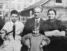 Последняя фотография до ареста, в командировке на Куйбышевский 42-й ящик, он же Часовой з-д им. Мясникова, с сестрой Дашей и племянницами.