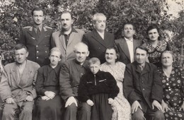 Кругман стоит первый слева в военной форме. С родными во время первого послевоенного посещения Белоруссии.