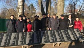 Мемориальные плиты с именами расстрелянных в Велиже евреев.