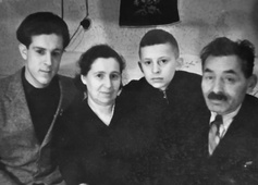 Зиновий с мамой, отчимом и братом Наумом, 1950-е гг.