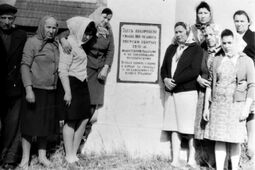 У памятника евреям Наровли, расстрелянным 22 ноября 1941 года. Снимок 1949 года.