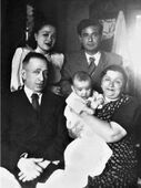 Владимир Бернштам с родителями, дедушкой и бабушкой по маминой линии.