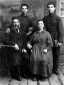 Лейба, Ханна (сидят в первом ряду), Залман, Айзик (стоят слева направо), фото первой половины 20-х годов.