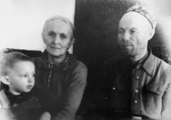 Лиза Вайшенгольц-Прегер с мужем и ребёнком.
