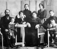 Семья Липковичей. Пятеро детей, справа Аркадий.