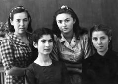 Тамара Гуревич и её армянские подруги: Эмма, Шарлик, Иветта.