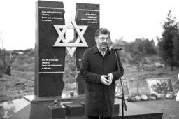 На открытии мемориального комплекса «Старинное еврейское кладбище местечка Яновичи» выступает Борис Менделевич.