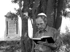 Молитва у памятника расстрелянным яновичским евреям.