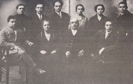 Семья Боруха Рыбака. Цви справа (стоит). Впоследствии почти все дети были репрессированы и расстреляны.