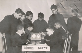 Начало 1960-х, Молодечно. Анатолий Гантварг играет на второй доске команды Минска.