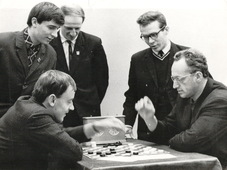 1967 год, Минск. Анализ партии чемпионата СССР Куперман — Андрейко. Стоят Анатолий Гантварг, Макс Шавель и Вячеслав Щёголев.