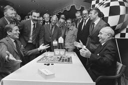 1981 год, Роттердам. Партия принца Клауса и Василия Толстикова на открытии матча.