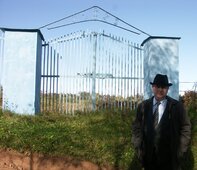 Марк Кривичкин у ворот еврейского кладбища, 2009 г.