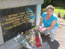 Серафима Островлянская на братской могиле, где похоронен ее брат Абраша.