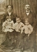 Прабабушка Рахиль и прадедушка Моисей с детьми.