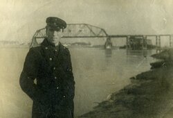 Файвиш Козлянский у моста дублера. Ярославль, 1948 г.