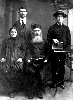Шмер и Сима Герценовы с сыновьями Евсеем и Хаимом. Витебск, 1916 г. 