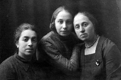Тамара, Ольга (жена Лёвы) и Соня, 1934 г.
