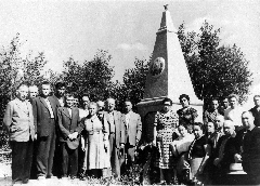 Родственники погибших у памятника  в Зайцево.