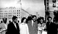 Эфраим Севела (второй слева) с московскими кинематографистами