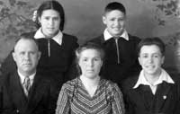 Наша семья в ссылке. Исаак, Берта, Илья, Мая, Захар. Ишим. Фото 1955г.